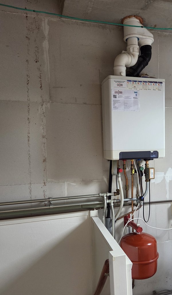 Boiler and heating installation during an energy-label inspection — energy-saving measures can be partly financed in your mortgage