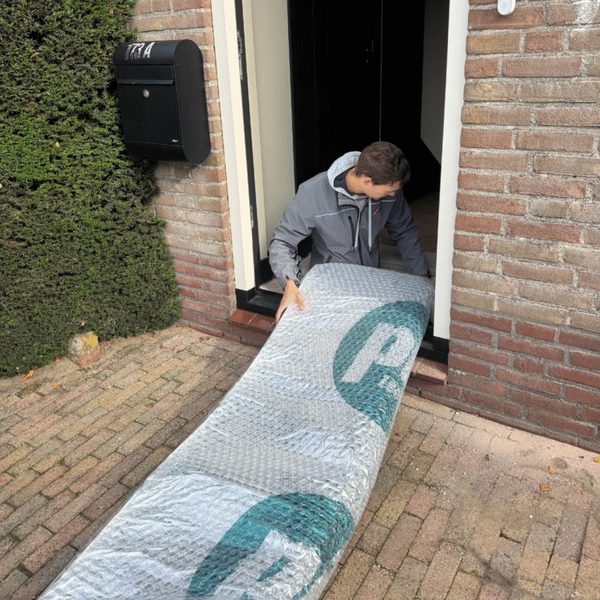 Floor insulation: insulation foil going into the crawl space
